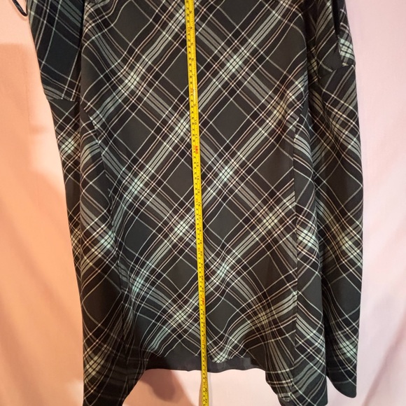 Beautiful green plaid skirt. - Picture 4 of 8